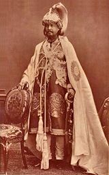 يسار: موكب عربان أو جاترا لـ جنابهاديا في كتمندو في أواخر القرن التاسع عشر. يمين: رئيس الوزراء جنگ بهادر في 1877.