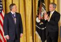 Former United Kingdom Prime Minister توني بلير receiving the Presidential Medal of Freedom from President جورج و. بوش في 13 يناير 2009