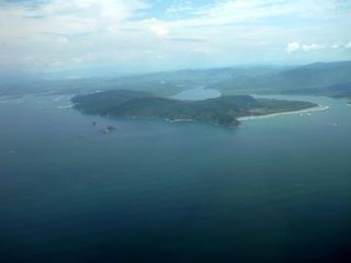 Isla Violín, en la desembocadura del río Grande de Térraba.