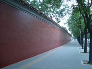 السور الغربي لمجمع ژونگ‌نان‌هاي والمدينة الامبراطورية في بكين.