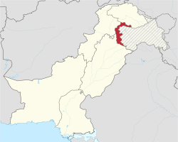 أزاد جمو وكشمير موضحة بالأحمر، بقية پاكستان موضحة بالأبيض، وبقية جمو وكشمير بالخطوط المظللة، موضحة المنطقة التي تطالب بها پاكستان.