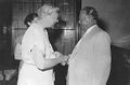 يوسپ بروز تيتو يحيي السيدة الأولى السابقة للولايات المتحدة إليانور روزڤلت أثناء زيارتها في يوليو 1953 إلى جزر بريوني، جمهورية كرواتيا الشعبية، جمهورية يوغسلاڤيا الشعبية الاتحادية.