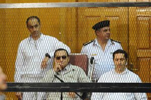 حسني مبارك ونجليه علاء وجمال اثناء المحاكمة