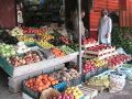 أحد المحلات لبيع الفواكه والخضراوات في راوة