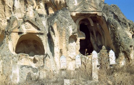 قبور صخرية في قرية أيازين