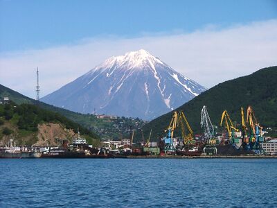 Petropavlovsk Kamcatskij Volcan Koriacky in background.jpg