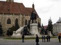 تمثال ماتياس كورڤينوس أمام كنيسة سانت مايكل في كلوي-ناپوكا، رومانيا، المدينة التي وُلد فيها.