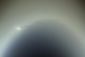 منظر من المركبة الفضائية كاسيني في عام 2013 للقمر إنسيلادوس داخل الحلقة الإلكترونية لزحل