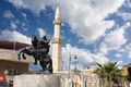 تمثال صلاح الدين الأيوبي ومسجد خلف وسط المدينة