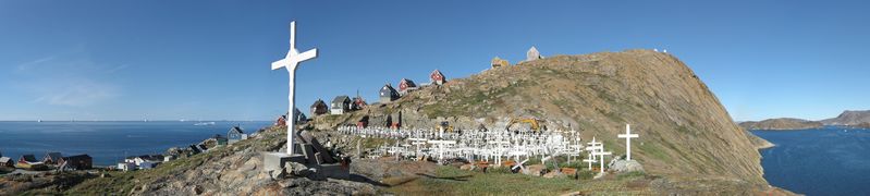 المقبرة والمدينة في الخلفية.