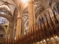 Barcelona catedral coro pilastri.jpg