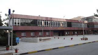 مكتبة الجامعة الأردنية، 1962، مثال على الأسلوب الدولي في عمارة الحداثة بالمدينة.