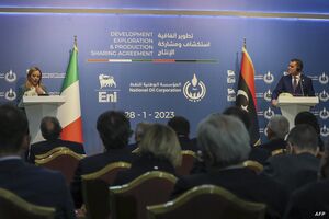 جورجا ملوني وعبد الحميد الدبيبة في مؤتمر صحفي بعد توقيع اتفاقية الغاز في طربلس (28 يناير 2023)