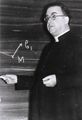 جورج لومتر، راهب يسوعي، كان أول من اقترح نظرية الانفجار العظيم لنشأة الكون.