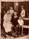حاجی زین العابدین تاغي یئو عایله‌سی ایله، 1923.جو ایل