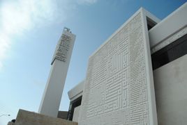 استخدام الخط الكوفي المربع في أحد الواجهات الحجرية للمساجد.