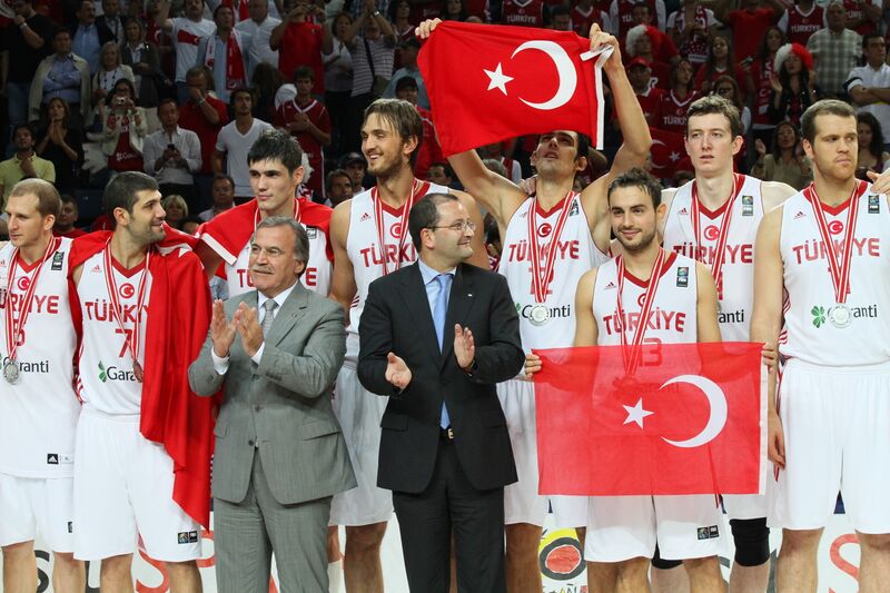 ملف:La selección turca de baloncesto tras recibir la medalla de plata.jpg