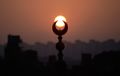 شروق الشمس فوق أحد مساجد مدينة القاهرة في مصر