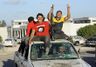 ثوار على مداخل مدينة سرت يحتفلون باعلان استقلال ليبيا أكتوبر 2011
