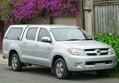 2005-2008 Toyota Hilux (GGN15R) SR5 4-door utility (2011-11-18).jpg