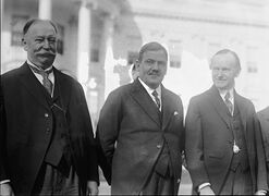 الرئيس الأمريكي السابق وليام تافت، الرئيس المكسيكي پلوتاركو إلياس كاليس، والرئيس الأمريكي كالڤن كولدج في البيت الأبيض.