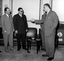 عبد الناصر يلتقي وفدًا أردنيًا، 1957