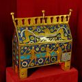 مدخر من النحاس المذهب الشامپليڤيه على شكل "صندوق مزخرف" نمطي بمشاهد من قصة توماس بكت. صُنع في اسبانيا، التي كانت أيضاً مركزاً لصناعة المينا في العصور الوسطى.