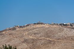 قرية مارون الراس، كما تبدو من الجانب الإسرائيلي للحدود، بالقرب من أڤيڤيم