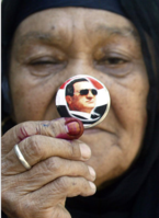 ناخبة تحمل صورة للرئيس مبارك بعد اعادة انتخابه لفترة رئاسية خامسة سبتمبر 2005