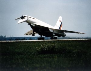 Июль 1997 года Ту-144ЛЛ взлетает с аэродрома ЛИИ им.Громовав в Жуковском.jpg