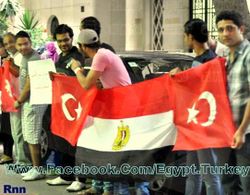 مصريون يحملون العلم المصري والتركي إستقبال رجب طيب إردوغان بالقاهرة 12 سبتمبر 2011