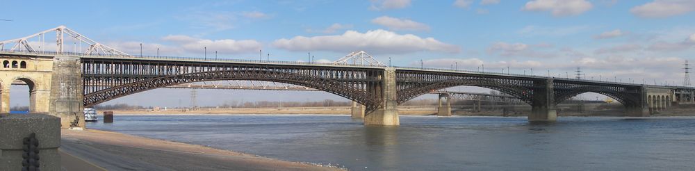 A صورة پانورامية لجسر إيدز فوق نهر المسيسپي.