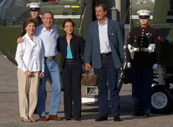 السيدة الأولى الأمريكية لورا بوش، الرئيس الأمريكي جورج دبليو بوش، السيدة الأولى المكسيكية مارتا ساهاگون ، والرئيس المكسيكي ڤيسنتى فوكس في كروفورد، تكساس، 2004.