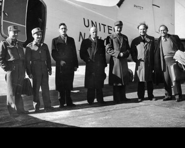 الفريق الإسرائيلي المفاوض. من اليمين إلى يسار: رئوڤن شيلوا، والتر إيتان، إيگال يادين، إلياهو ساسون، شبطاي روزن. يقفون لالتقاط صورة أمام الطائرة التي ستقلهم إلى رودس لمباحثات الهدنة في 1949.