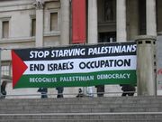 راية مؤيدة لفلسطين في ميدان ترفلگار، لندن.