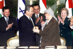 من أعلى اليمين؛ مادلين أولبرايت وزيرة الخارجية الأمريكية، الرئيس مبارك، الملك عبد الله الثاني من الأردن، رئيس الوزراء الإسرائيلي إيهود باراك، الرئيس الراحل ياسر عرفات بعد توقيع اتفاقية السلام في شرم الشيخ، سبتمبر 1999.
