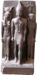 تمثال الثالوث للفرعون منقرع مع سيدتين: المعبودة حتحور إلى يمينه، وليينوبوليس إلى يساره