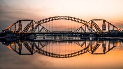 View of Sukkur's iconic British-era Lansdowne Bridge and the modern Ayub Bridge, which both span the نهر السند and offer access to the city of Rohri
