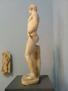 الأرداف العضلية البارزة هي سمة أساسية للأعمال الفنية الرياضية والعسكرية من اليونان القديمة ، كما يتضح من تمثال الملاكم هذا. المتحف البريطاني (حوالي 460 قبل الميلاد)
