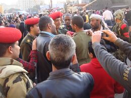 مجموعة من أفراد الشرطة العسكرية في أحد شوارع القاهرة عقب تنحي الرئيس الأسبق حسني مبارك