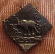 Satavahana 1st century BCE coin inscribed in Brahmi: "(Sataka)Nisa". المتحف البريطاني