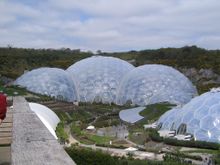 مشروع "جنة عدْن" تأسس عام 200 في كورنوال، إنگلترة. حديقة نباتية حديثة تستكشف موضوع الاستدامة.