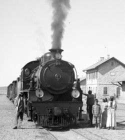 صورة من قبل عام 1920 لمحطة قطار معان. سكك حديد الحجاز لا تزال قيد الاستخدام حتى اليوم.