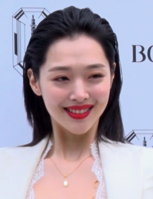 Sulli at Boucheron Paris Opening Store on March 14, 2019.png