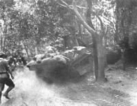 دبابات وقوات مشاة يابانية تتقدم عبر أحراش بتان.