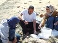 هشام سلام وباحثتان أثناء استخراج عظام أحفورة منصوراصورس.