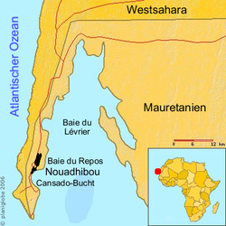 موقع نواذيبو على الساحل الشرقي لشبه جزيرة رأس نواذيبو (75 كم). بينما الساحل الغربي يتبع الصحراء الغربية.
