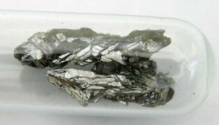 الزرنيخ ، وهو عنصر يطلق عليه غالبًا شبه فلزي.