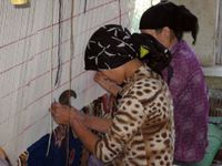Uyghur carpet makers في خوتان