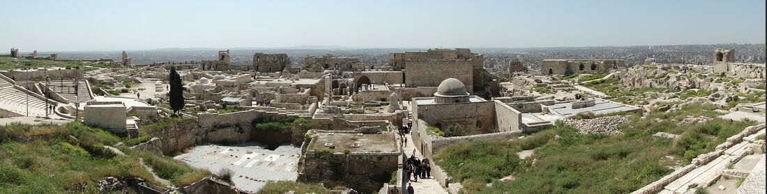سطح قلعة حلب، الجهة الجنوبية حيث يظهر من اليمين إلى اليسار: المساكن العثمانية، ومسجد إبراهيم، والقصر الأيوبي، وحمام القصر، والمسرح